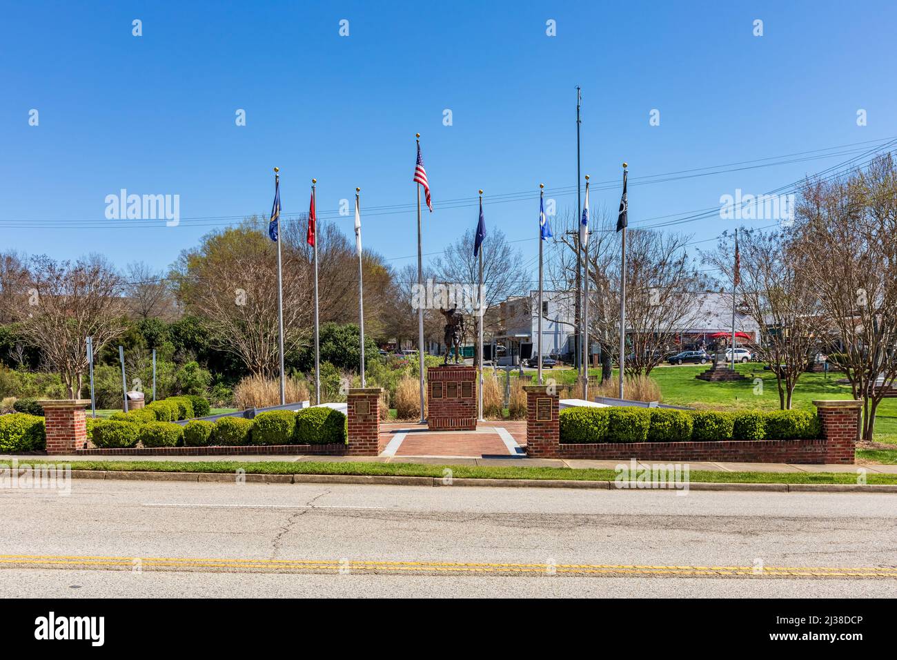 FORT MILL, S.C.-2 APRILE 22: Veterans Park in centro, con monumento e pali di bandiera. Foto Stock