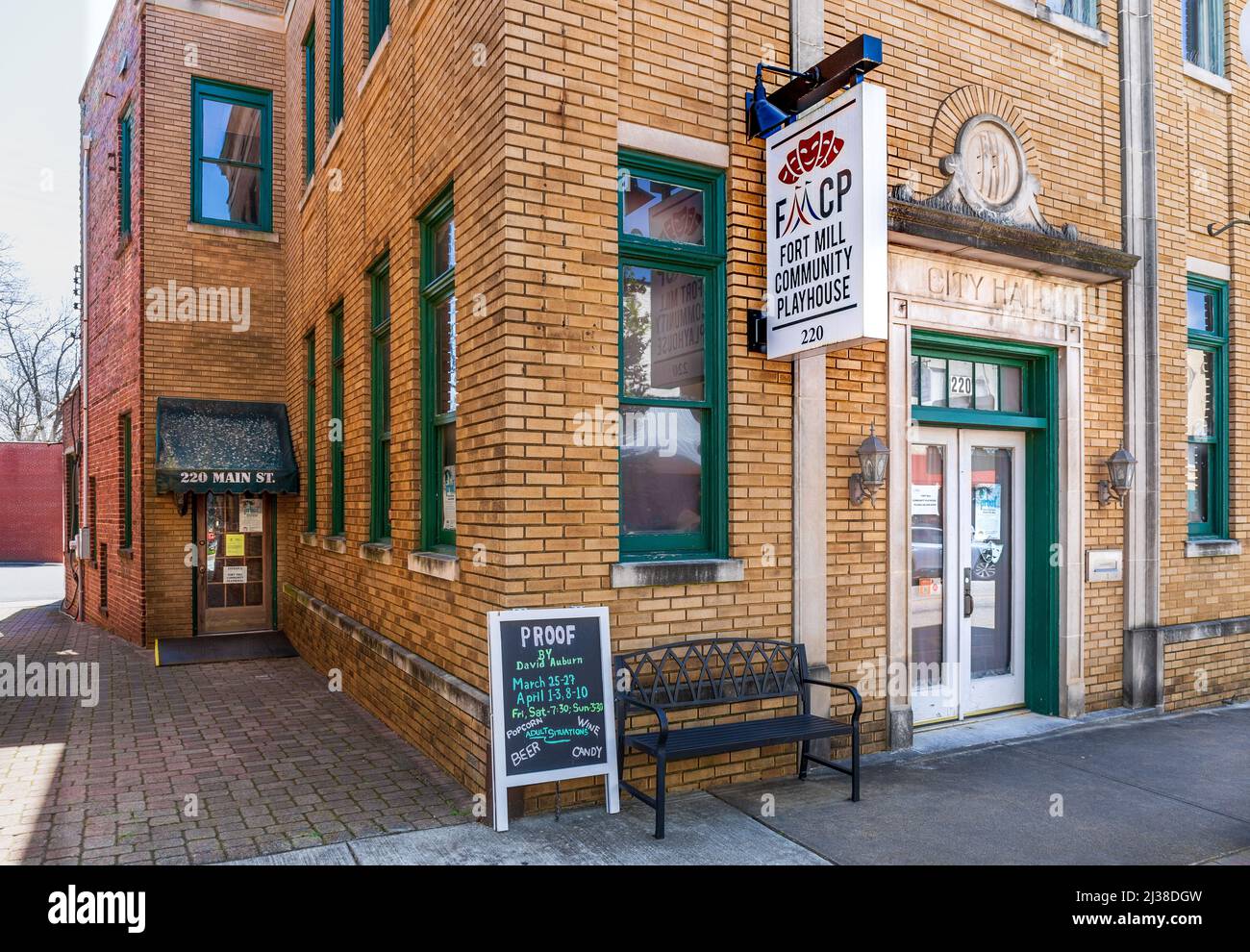 FORT MILL, S.C.-2 APRILE 22: Ingressi frontali e laterali al Fort Mill Community Playhouse, nel vecchio edificio del municipio. Foto Stock