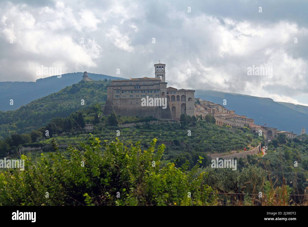 Un panorama del monte Subasio con la Cattedrale di Assisi in Umbria in Italia Foto Stock