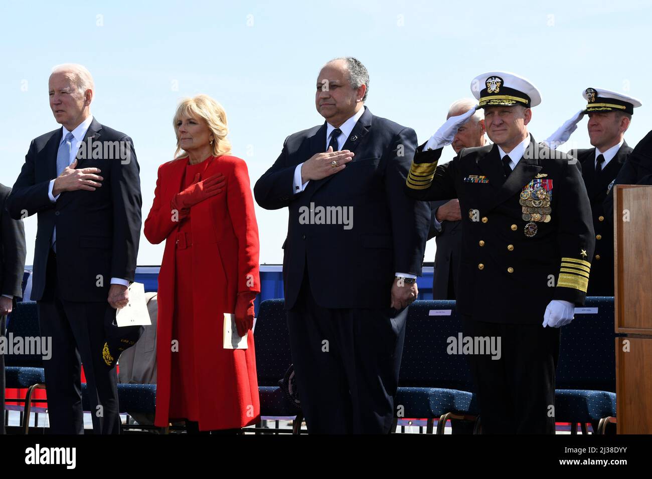 Wilmington, Stati Uniti d'America. 02 aprile 2022. Il presidente degli Stati Uniti Joe Biden sta per l'inno nazionale durante la cerimonia di commemorazione della commissione per l'attacco di classe Virginia sottomarino USS Delaware, 2 aprile 2022 a Wilmington, Delaware. Da sinistra a destra ci sono: Il presidente Joe Biden, First Lady Jill Biden, il segretario della Marina Carlos del Toro e CNO ADM. Mike Gilday. Credit: CPO Joshua Karsten/US Navy/Alamy Live News Foto Stock