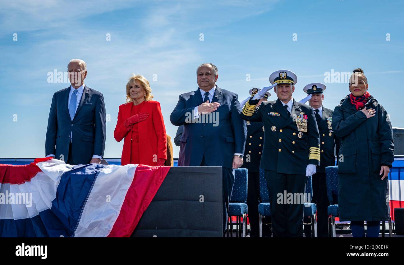 Wilmington, Stati Uniti d'America. 02 aprile 2022. Il presidente degli Stati Uniti Joe Biden sta per l'inno nazionale durante la cerimonia di commemorazione della commissione per l'attacco di classe Virginia sottomarino USS Delaware, 2 aprile 2022 a Wilmington, Delaware. Da sinistra a destra ci sono: Il Presidente Joe Biden, First Lady Jill Biden, il Segretario della Marina Carlos del Toro, CNO ADM. Mike Gilday e il Rep. Lisa Blunt-Rochester. Credit: CPO Joshua Karsten/US Navy/Alamy Live News Foto Stock
