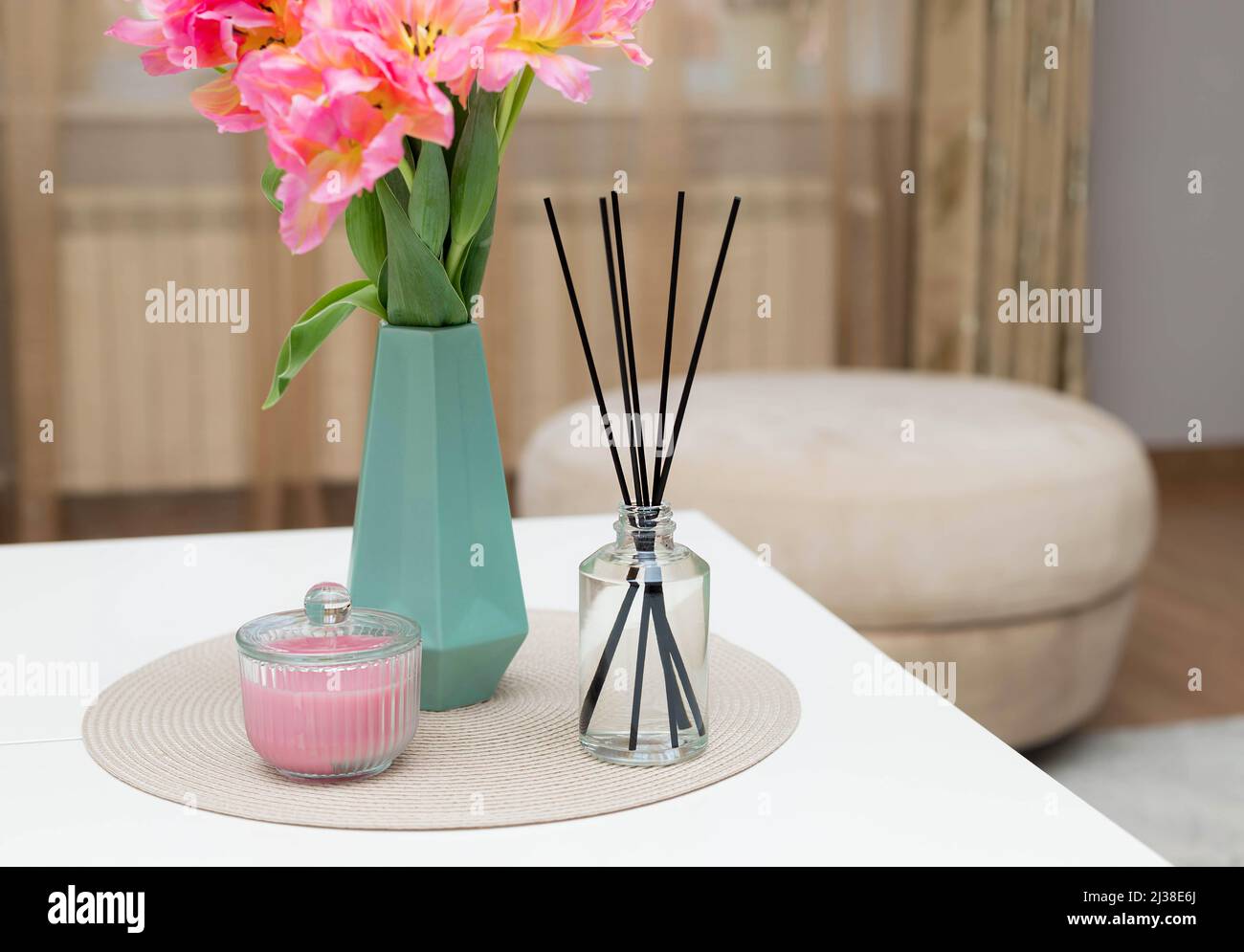 vaso di fiori, diffusore di canne aromatiche e candela Foto Stock