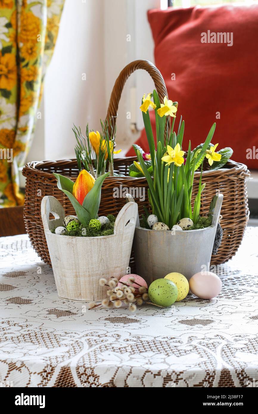 Bella primavera fiori e cesto di vimini sul tavolo. Decorazioni primaverili  Foto stock - Alamy