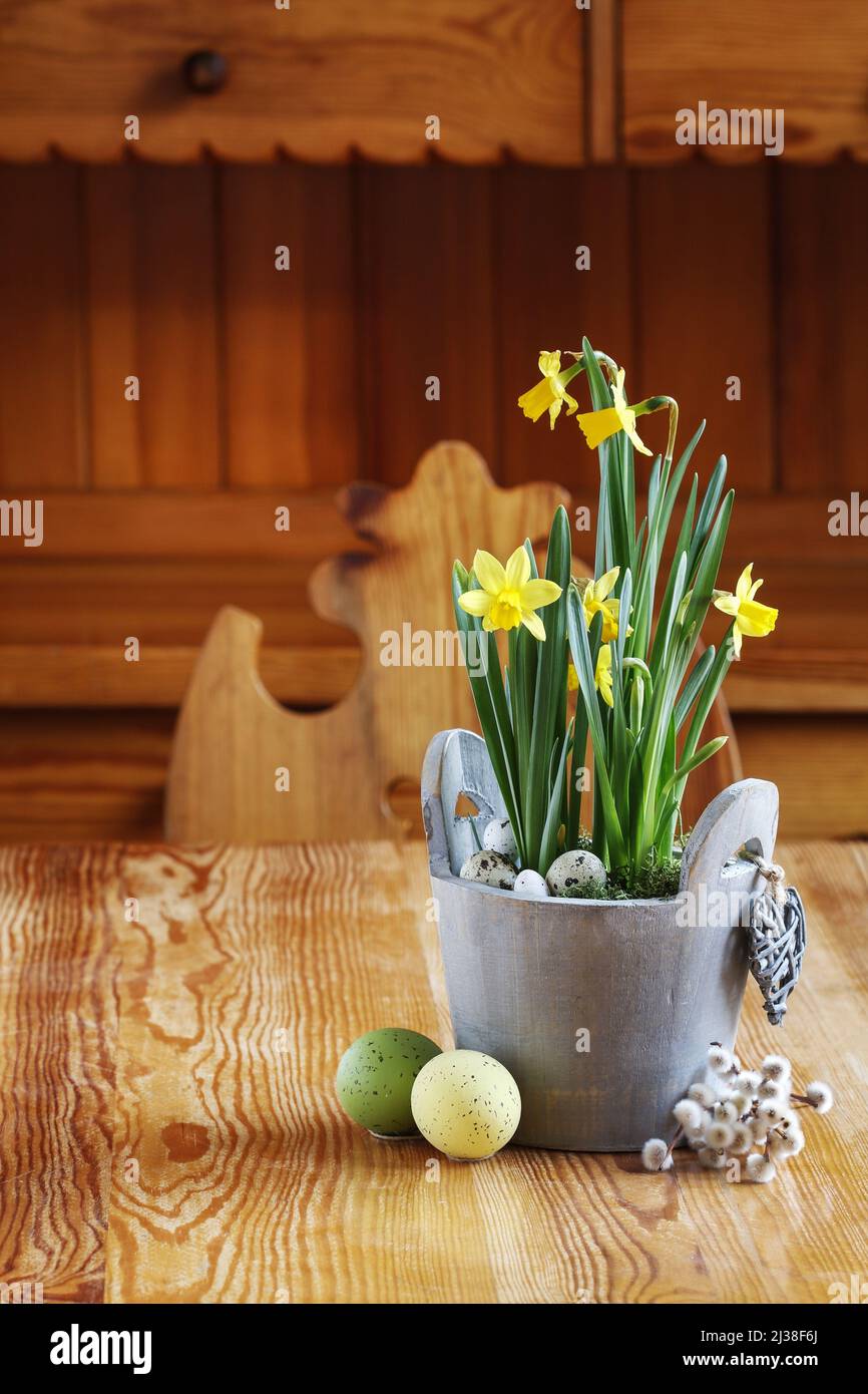 Bella primavera fiori su tavolo di legno. Decorazioni pasquali