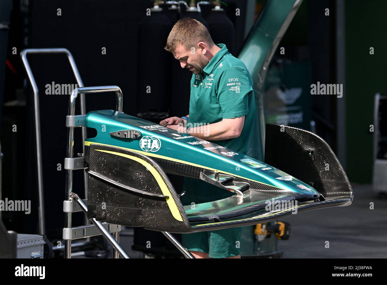 Albert Park, Melbourne, Australia. 6th Apr 2022. Formula 1 Australia Grand Prix, set day; un membro dell'Aston Martin Racing Team lavora su un'ala anteriore Credit: Action Plus Sports/Alamy Live News Foto Stock