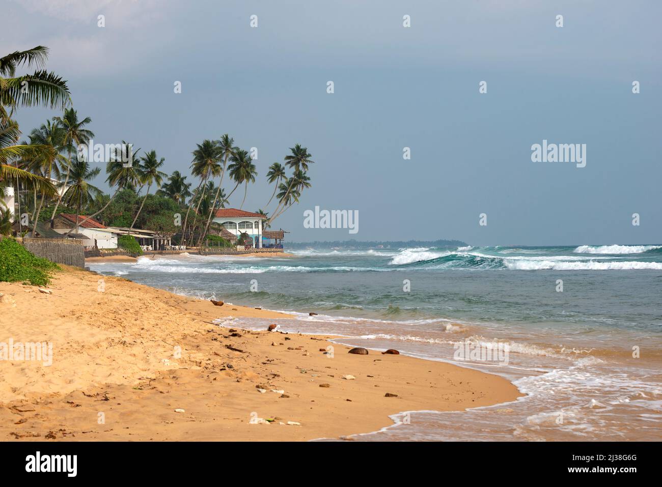 Mattina presto su una spiaggia deserta. Hikkaduwa, Sri Lanka Foto Stock