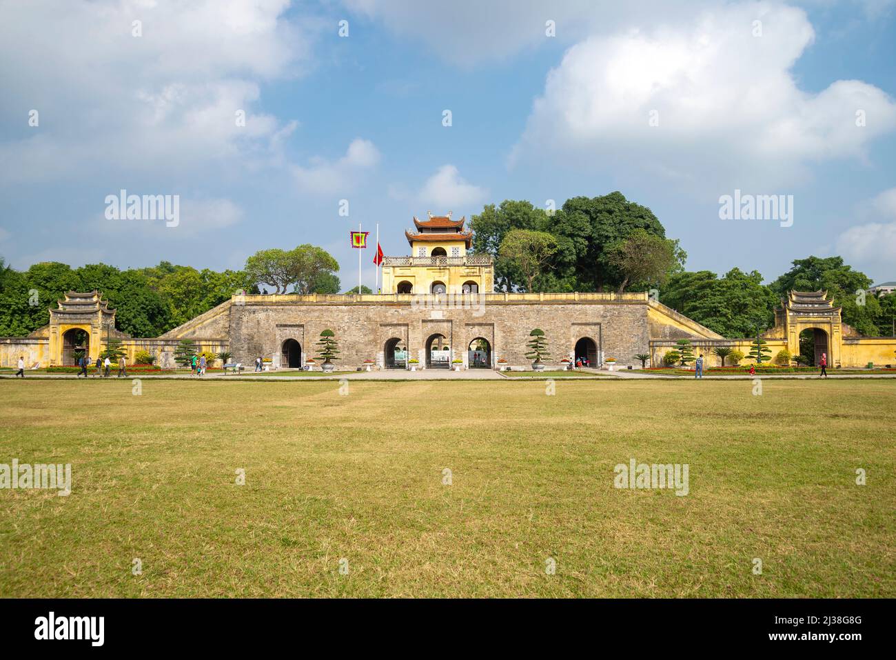 HANOI, VIETNAM - 10 GENNAIO 2016: Vista sulla porta meridionale di Doan Mon antica città fortezza Thang Long. Hanoi, Vietnam Foto Stock