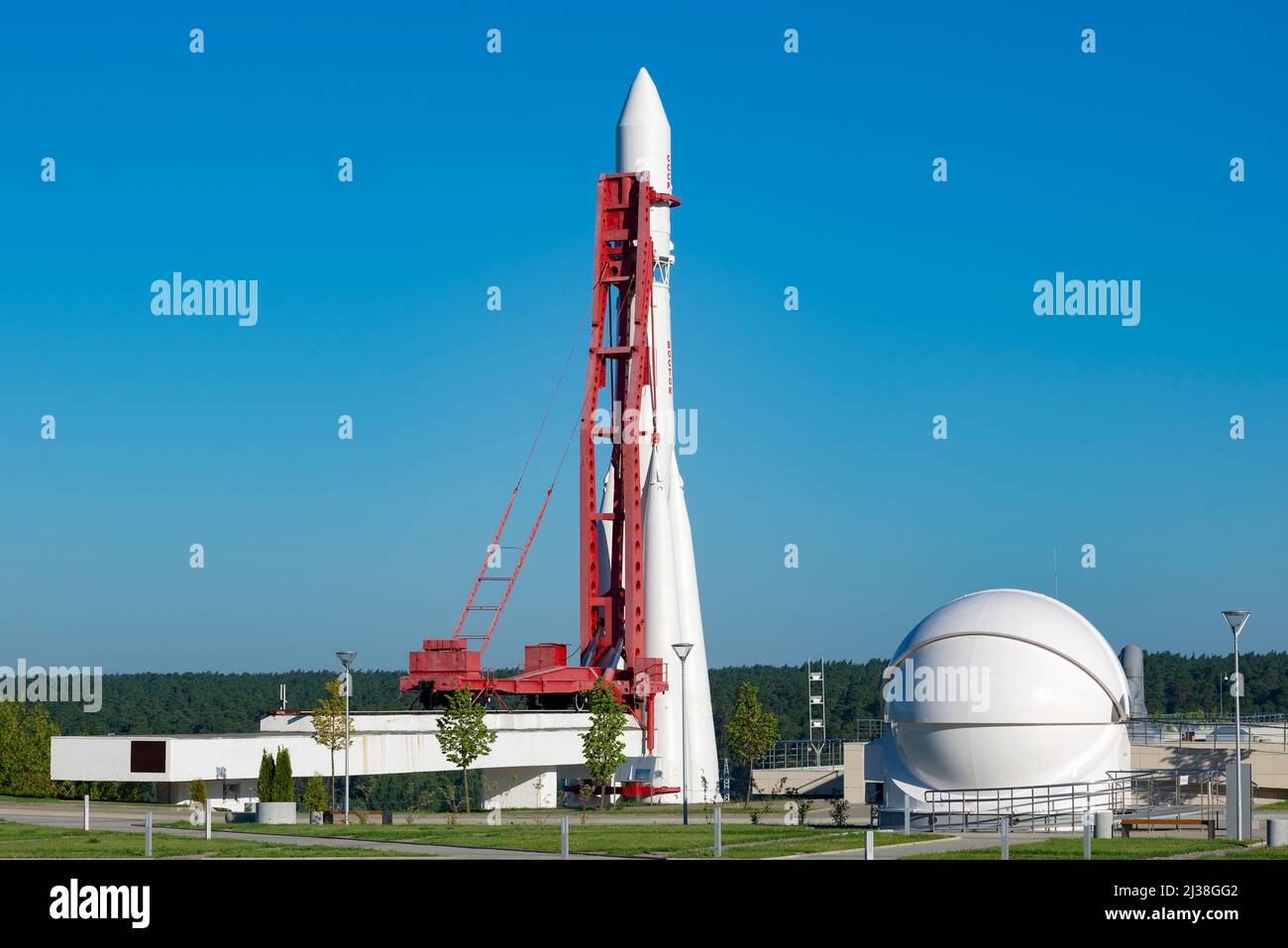 KALUGA, RUSSIA - 07 LUGLIO 2021: Razzo spaziale Vostok sovietico. Un frammento dell'esposizione del Museo Cosmonautico di Tsiolkovsky. Kaluga Foto Stock