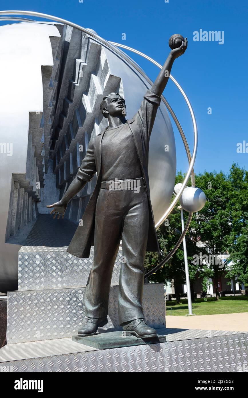 OBNINSK, RUSSIA - 07 LUGLIO 2021: Monumento ai pionieri dell'energia nucleare. Uno scienziato tiene in mano un atomo, Obninsk Foto Stock