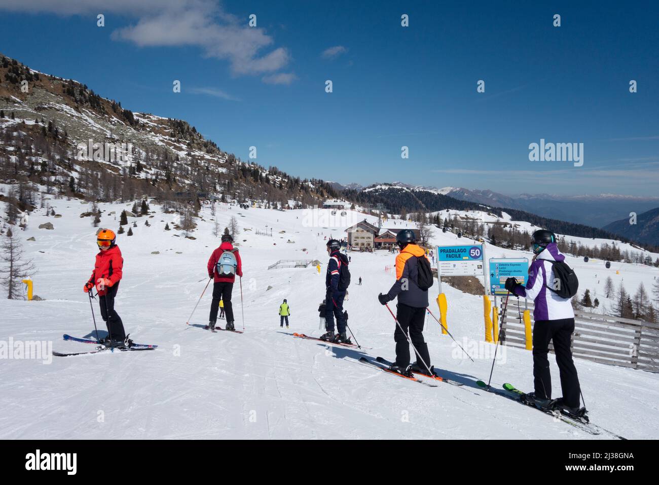 Sciare in Italia; sciatori in inverno sciare sulle piste da sci di Madonna di Campiglio, Dolomiti, Italia Europa Foto Stock