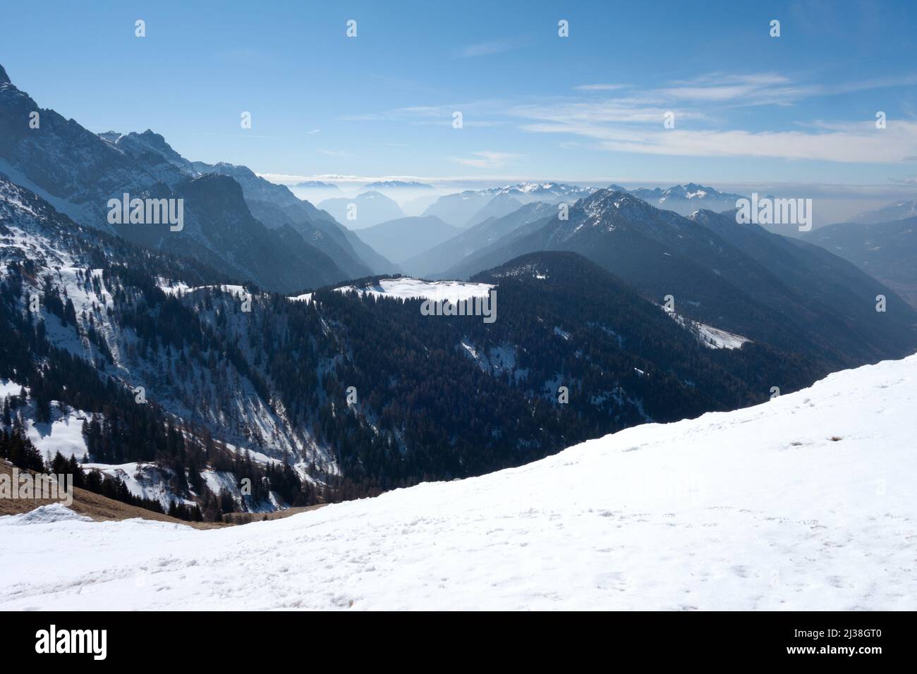 Dolomiti Italia paesaggio montano; una vista sulle Dolomiti innevate del Nord Italia a fine inverno - paesaggio montano e nevoso Italia. Foto Stock