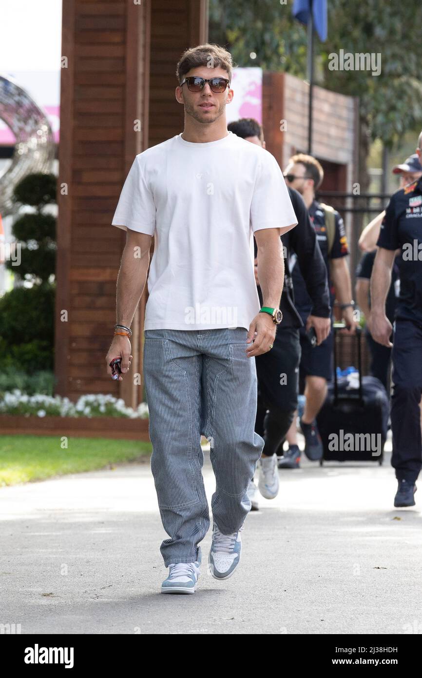 Melbourne, Australia. 06th Apr 2022. Pierre Gasly di Francia e la Scuderia AlphaTauri nel paddock durante i preparativi in vista del Gran Premio d'Australia 2022 al circuito Albert Park Grand Prix. Credit: SOPA Images Limited/Alamy Live News Foto Stock
