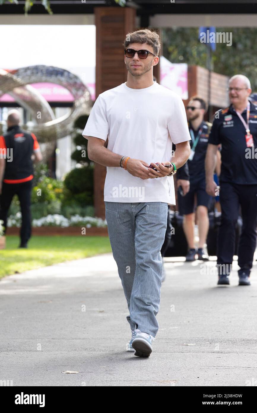 Melbourne, Australia. 06th Apr 2022. Pierre Gasly di Francia e la Scuderia AlphaTauri nel paddock durante i preparativi in vista del Gran Premio d'Australia 2022 al circuito Albert Park Grand Prix Credit: SOPA Images Limited/Alamy Live News Foto Stock