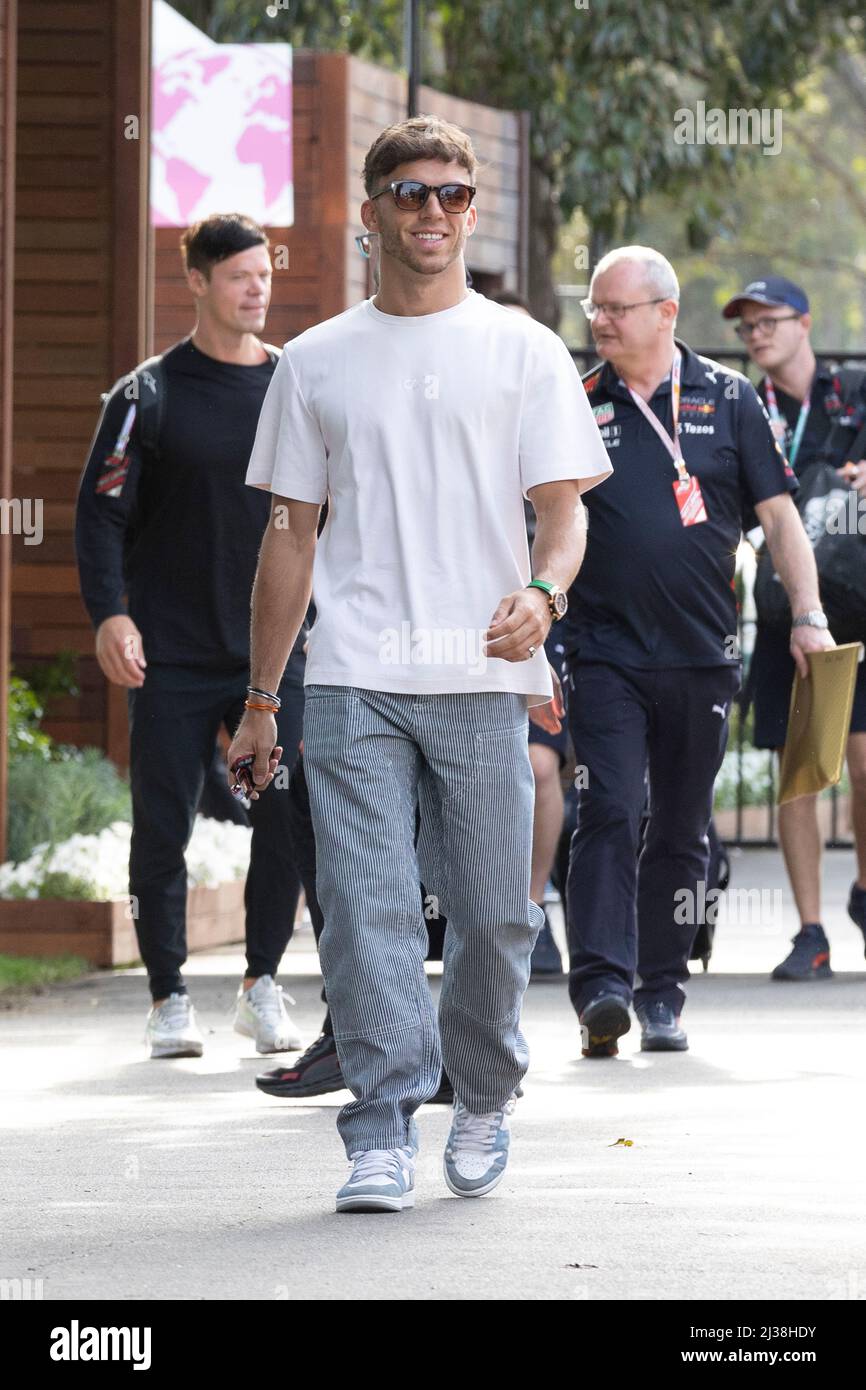 Melbourne, Australia. 06th Apr 2022. Pierre Gasly di Francia e la Scuderia AlphaTauri nel paddock durante i preparativi in vista del Gran Premio d'Australia 2022 al circuito Albert Park Grand Prix. Credit: SOPA Images Limited/Alamy Live News Foto Stock