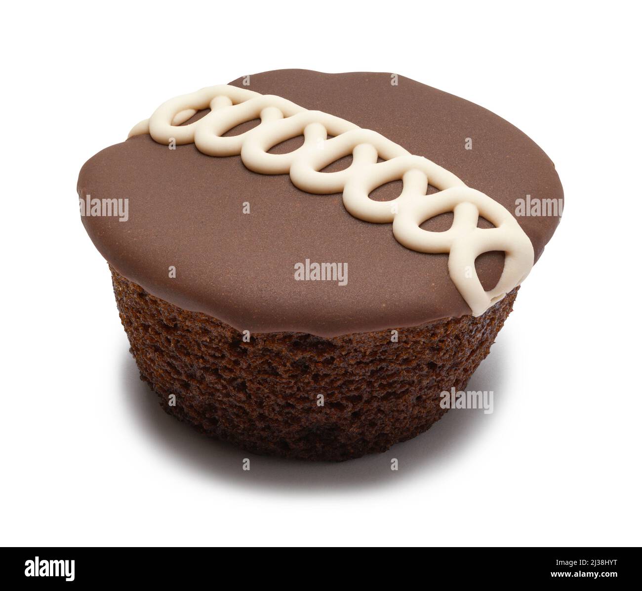 Un unico cupcake glassato al cioccolato tagliato su bianco. Foto Stock