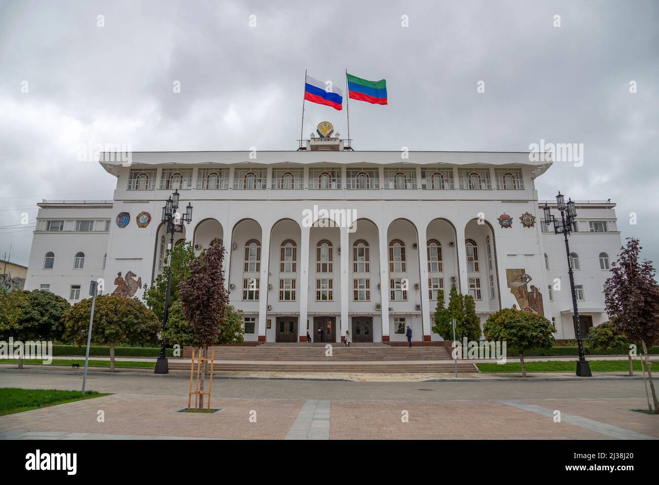 MAKHACHKALA, RUSSIA - 24 SETTEMBRE 2021: Il Palazzo del Governo della Repubblica di Dagestan in primo piano, sera d'autunno. Makhachkala Foto Stock