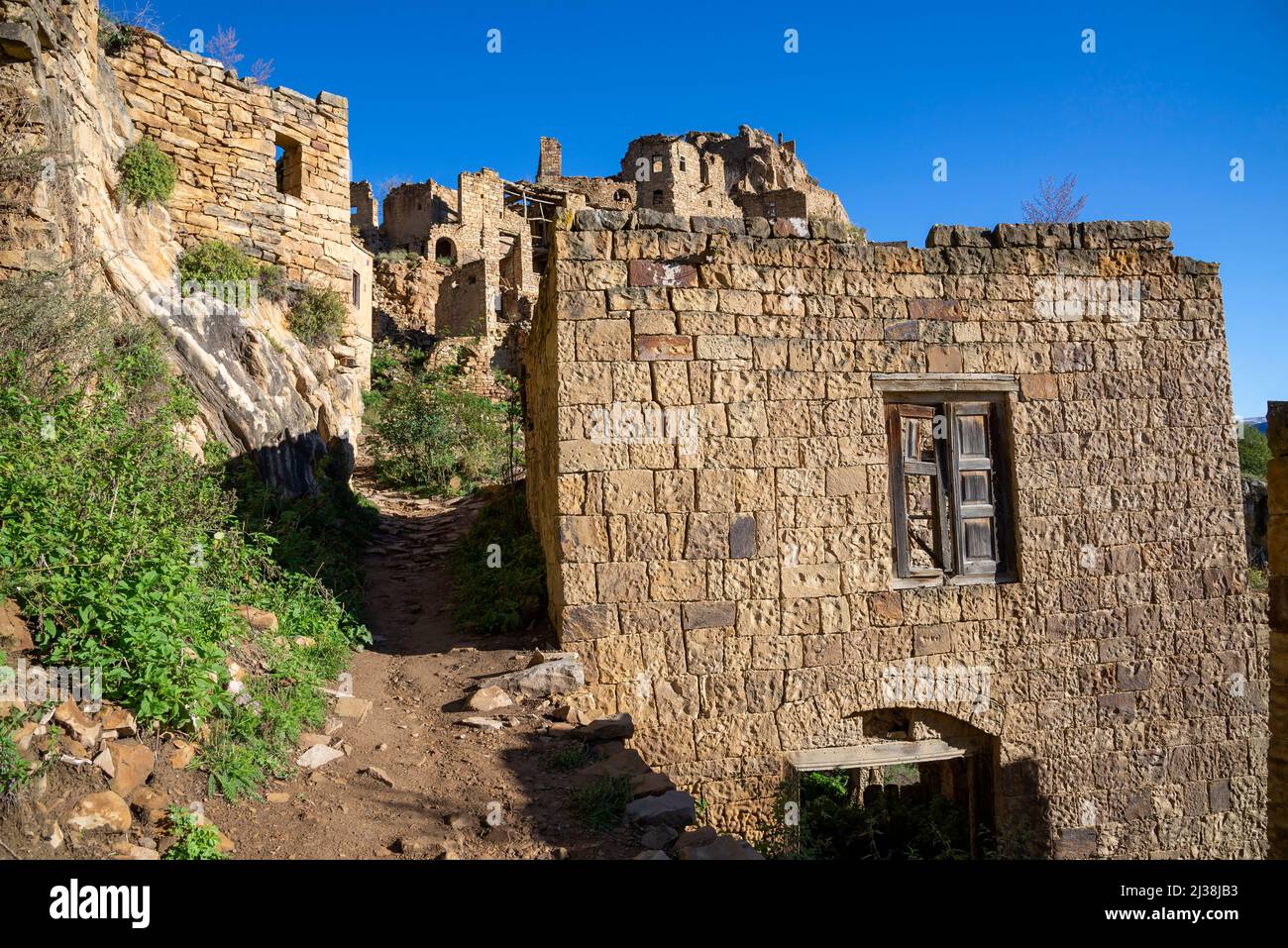 Frammento di una casa abbandonata nel vecchio villaggio di montagna di Gamsutl, mattina di settembre. Dagestan, Russia Foto Stock