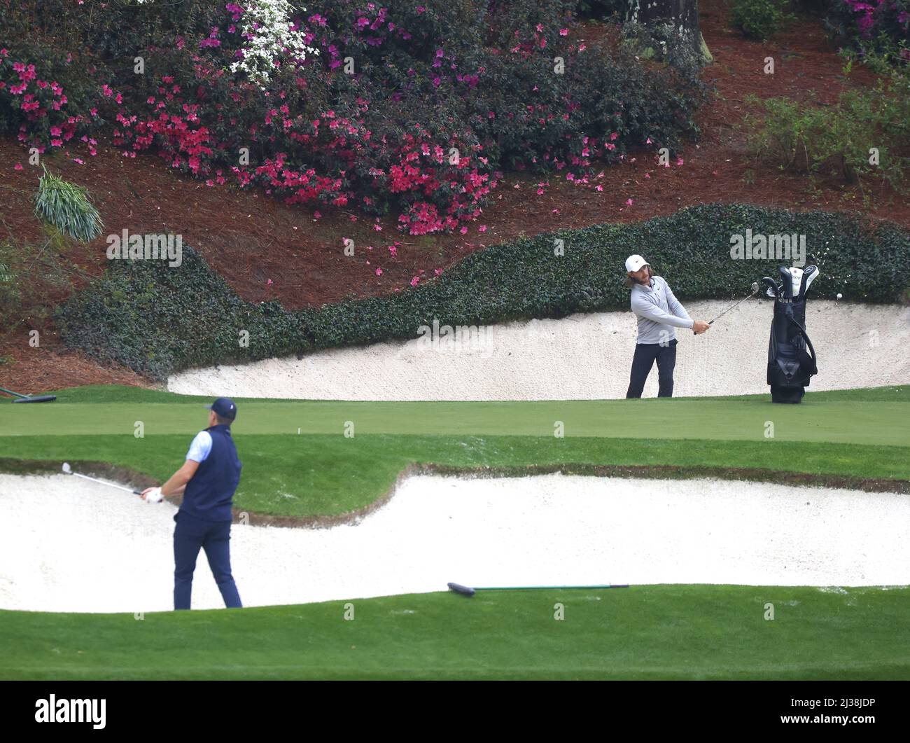 Augusta, Stati Uniti. 06th Apr 2022. Tommy Fleetwood e Justin Rose d'Inghilterra si allenano nel bunker intorno al green 12th in un round di prove che conduce al torneo di golf Masters all'Augusta National Golf Club di Augusta, Georgia, mercoledì 6 aprile 2022. Foto di John AngelilloUPI Credit: UPI/Alamy Live News Foto Stock