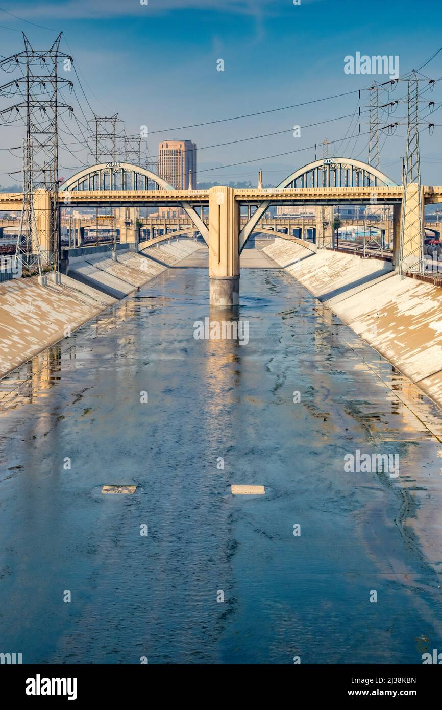 Sesto ponte di strada sul fiume LA a Los Angeles, California Foto Stock