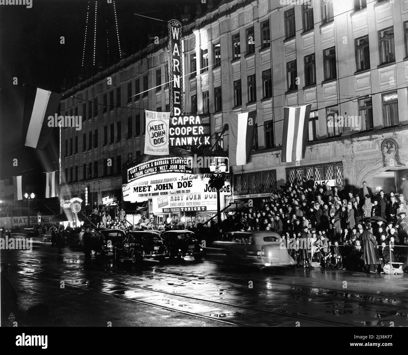 Los Angeles Premiere al Warner Theatre su Hollywood Boulevard il 12th 1941 marzo di GARY COOPER e BARBARA STANWYCK IN INCONTRATE JOHN DOE 1941 regista FRANK CAPRA basato sulla storia di Richard Connell e Robert Presnell sceneggiatura Robert Riskin Frank Capra Productions / Warner Bros. Foto Stock