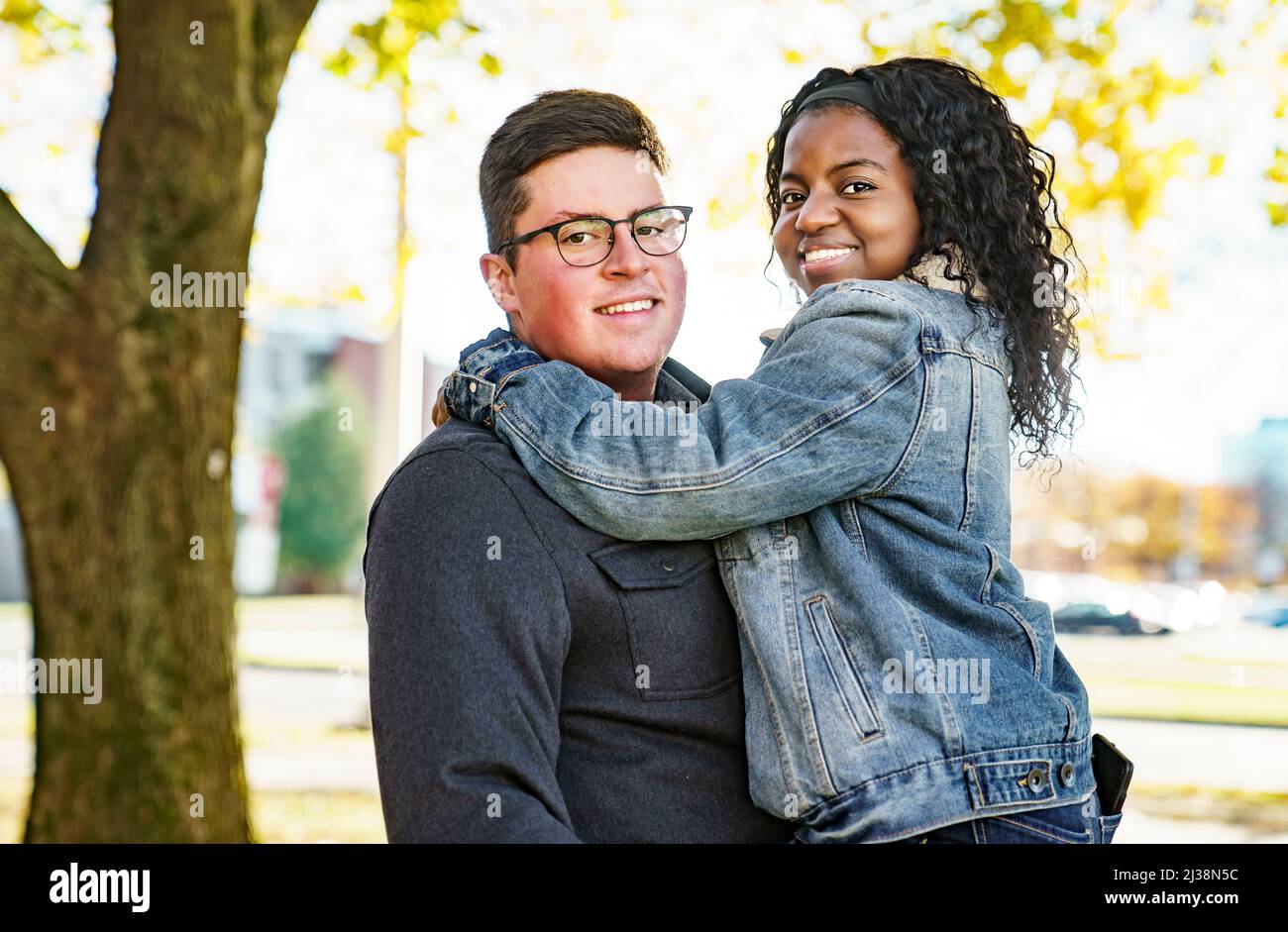 Coppia romantica di Teenage in autunno Park fuori Foto Stock