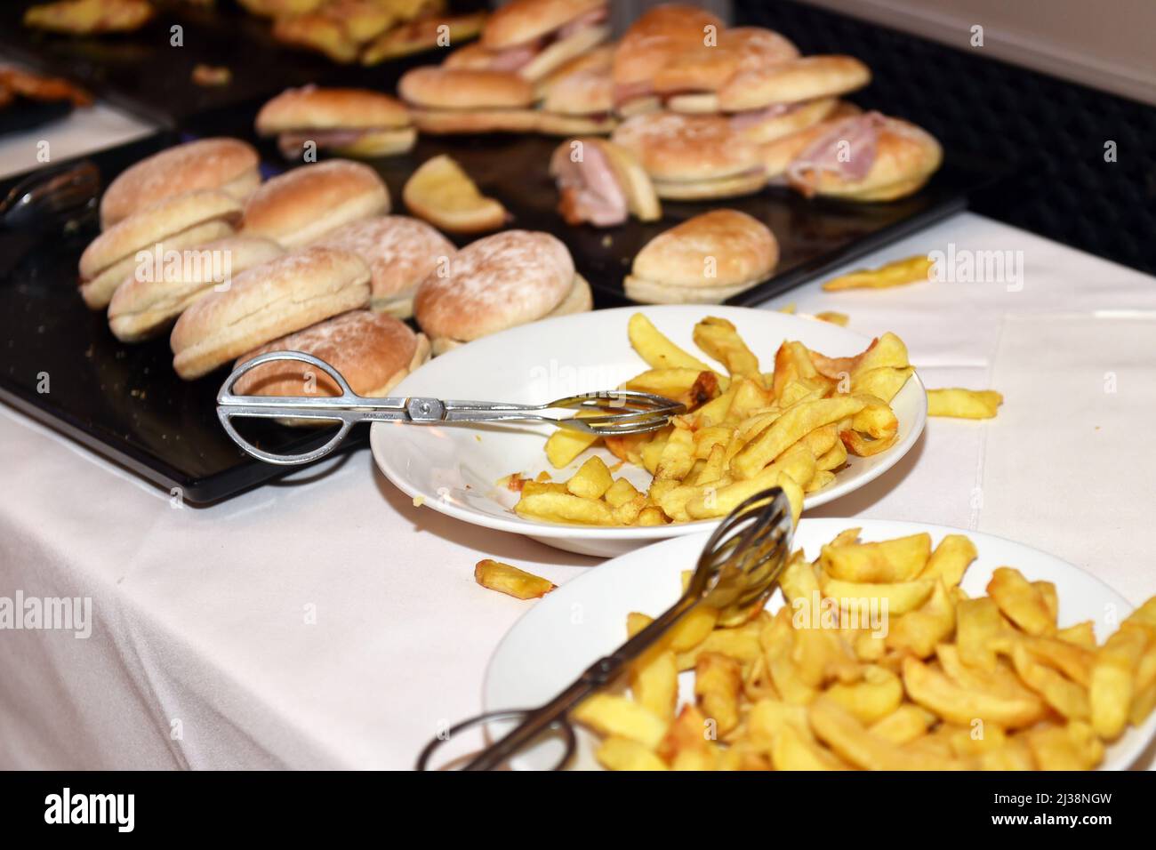 Cibo malsano servito al buffet di una festa, Regno Unito Foto Stock