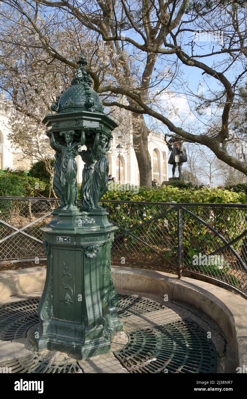 Parigi, Francia - 5 marzo 2022: Wallace Fountain, una fontana pubblica nel quartiere Montmartre a Parigi, Francia. Foto Stock