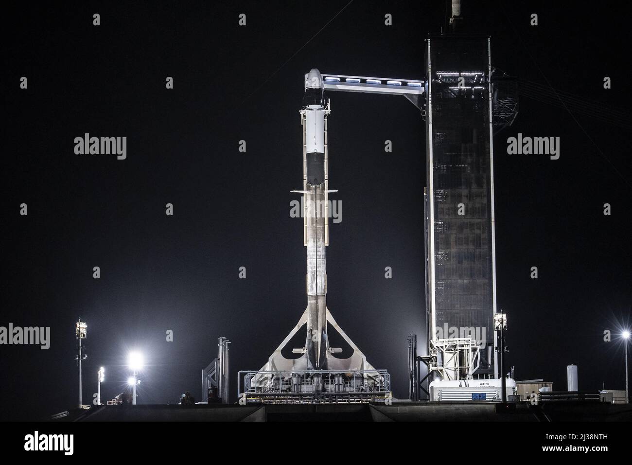 Le navicelle spaziali Falcon 9 e Dragon di SpaceX sono verticali presso lo storico Launch Complex 39A (LC-39A) presso il Kennedy Space Center della NASA. SpaceX è in arrivo venerdì 8 aprile per lanciare la missione Axiom Space Ax-1 nella Stazione spaziale Internazionale. L'equipaggio Ax-1 di Michael López-Alegría, un astronauta della NASA in pensione; Larry Connor, un imprenditore immobiliare e tecnologico; Mark Pathy, un uomo d'affari canadese; e Eytan Stibbe, un imprenditore israeliano ed ex pilota da caccia, trascorreranno dieci giorni nel laboratorio orbitante. Axiom Space's Ax-1 mission è la prima missione di volo spaziale umano completamente privata a t Foto Stock