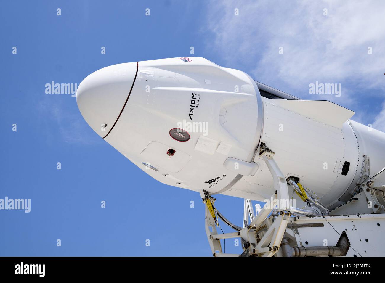 La navicella spaziale Falcon 9 e Dragon di SpaceX si lancia nello storico Launch Complex 39A (LC-39A) presso il Kennedy Space Center della NASA. SpaceX è in arrivo venerdì 8 aprile per lanciare la missione Axiom Space Ax-1 nella Stazione spaziale Internazionale. L'equipaggio Ax-1 di Michael López-Alegría, un astronauta della NASA in pensione; Larry Connor, un imprenditore immobiliare e tecnologico; Mark Pathy, un uomo d'affari canadese; e Eytan Stibbe, un imprenditore israeliano ed ex pilota da caccia, trascorreranno dieci giorni nel laboratorio orbitante. Axiom Space's Ax-1 mission è la prima missione di volo spaziale umano completamente privato all'i Foto Stock