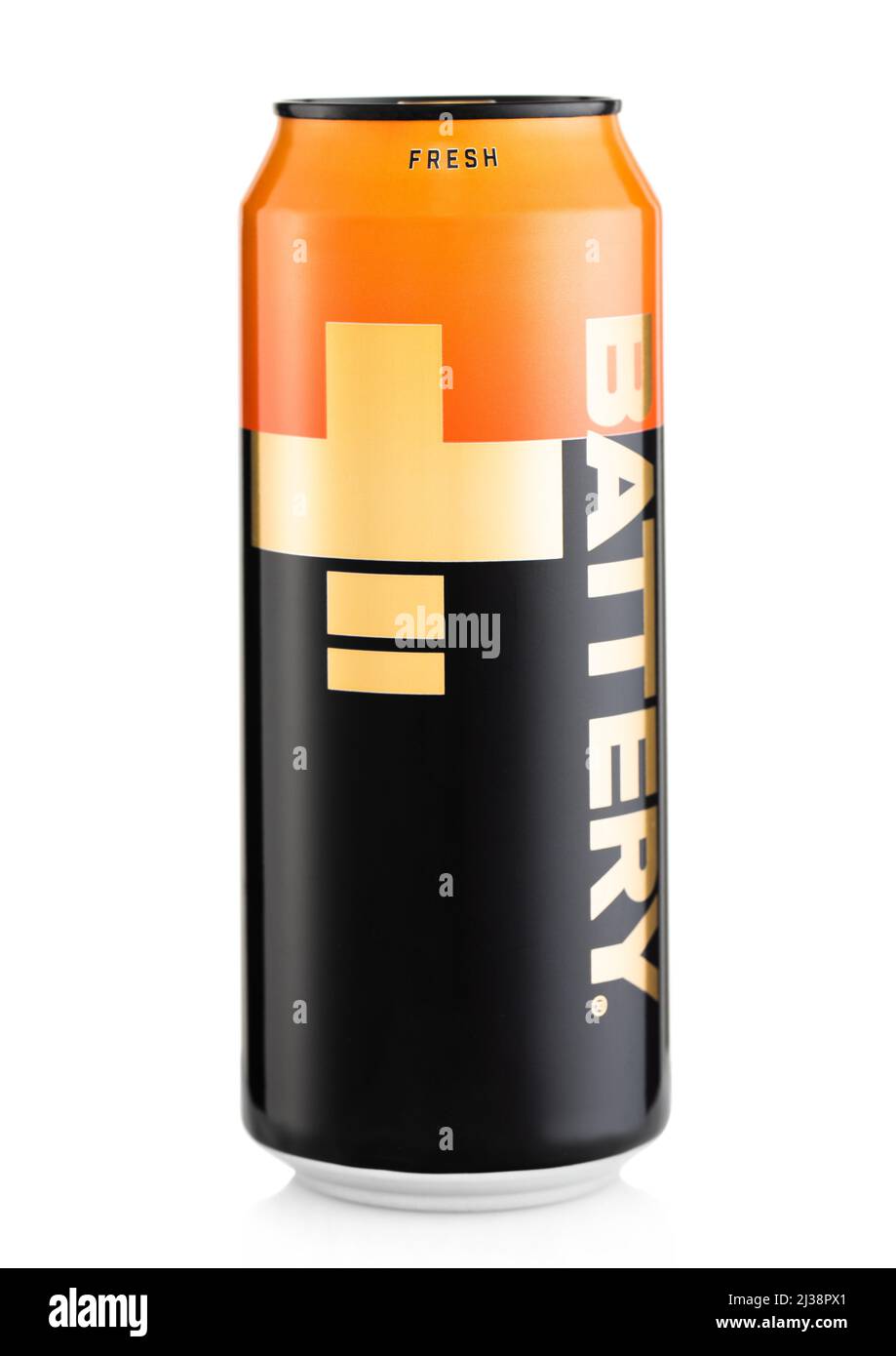 LONDRA,UK - FEBBRAIO 26,2022: Battery Plus Energy drink con frutta fresca su bianco. Foto Stock
