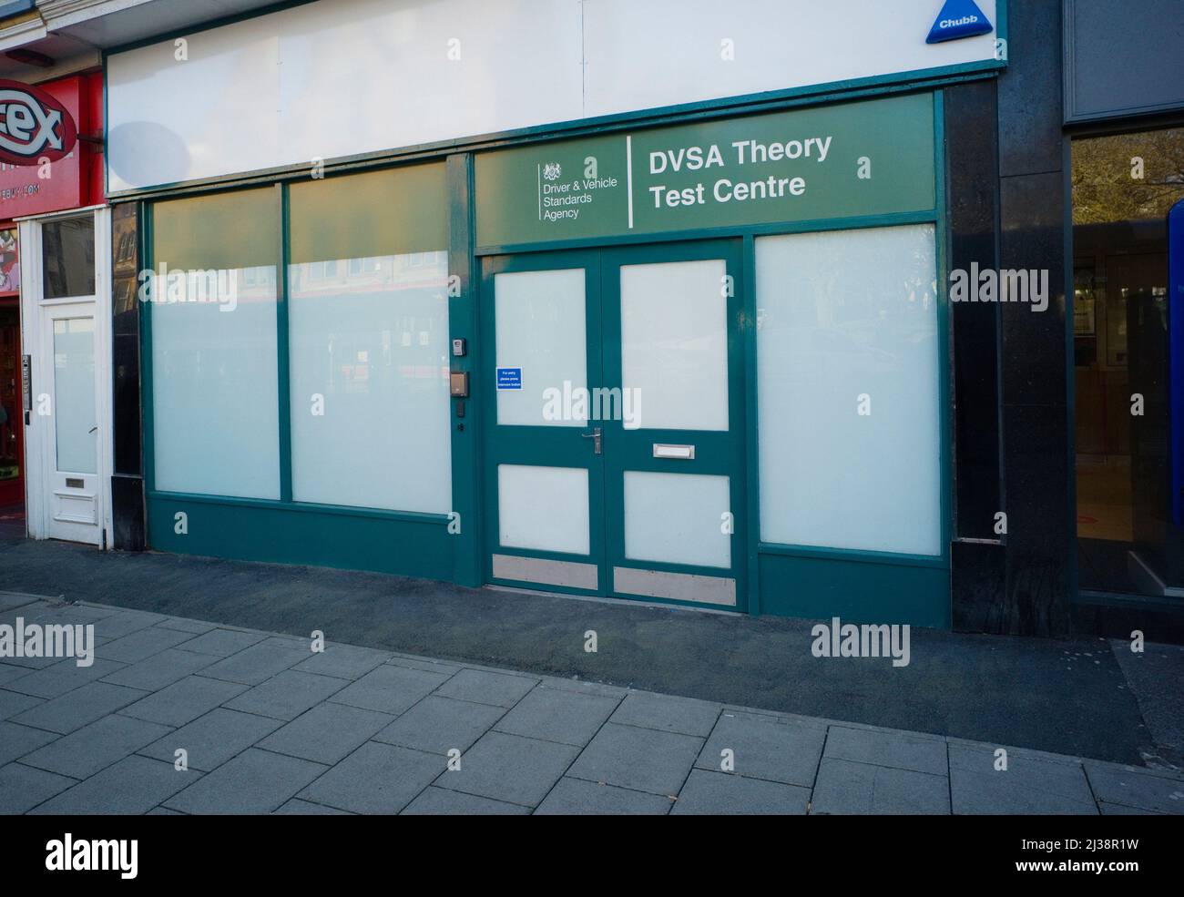 DVSA Theory Test Center, finestra e frontage a Scarborough, nello Yorkshire del Nord Foto Stock