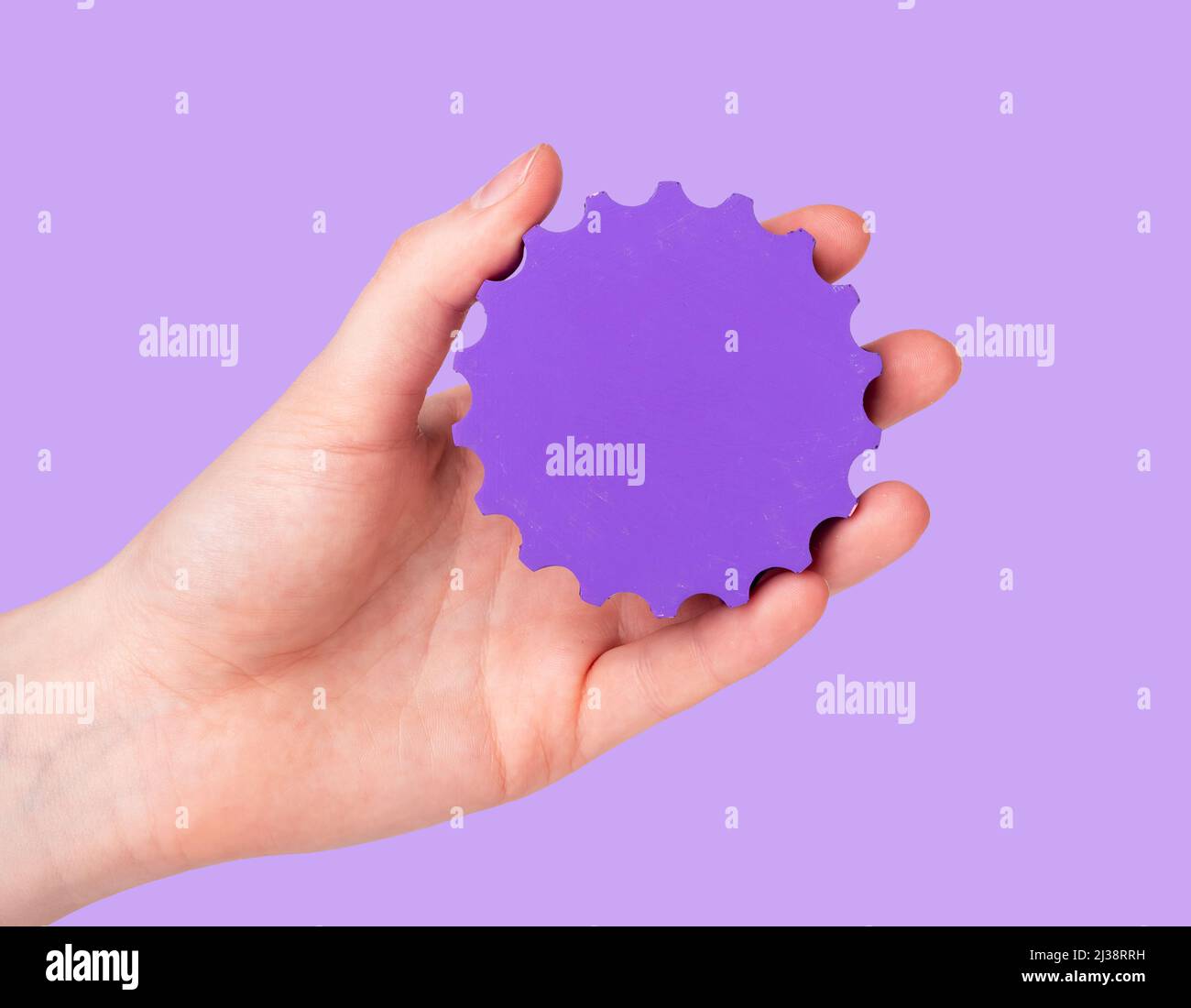 Informazioni sulle impostazioni. Donna tenuta a mano su sfondo viola. Parametri tecnici delle applicazioni. Foto di alta qualità Foto Stock