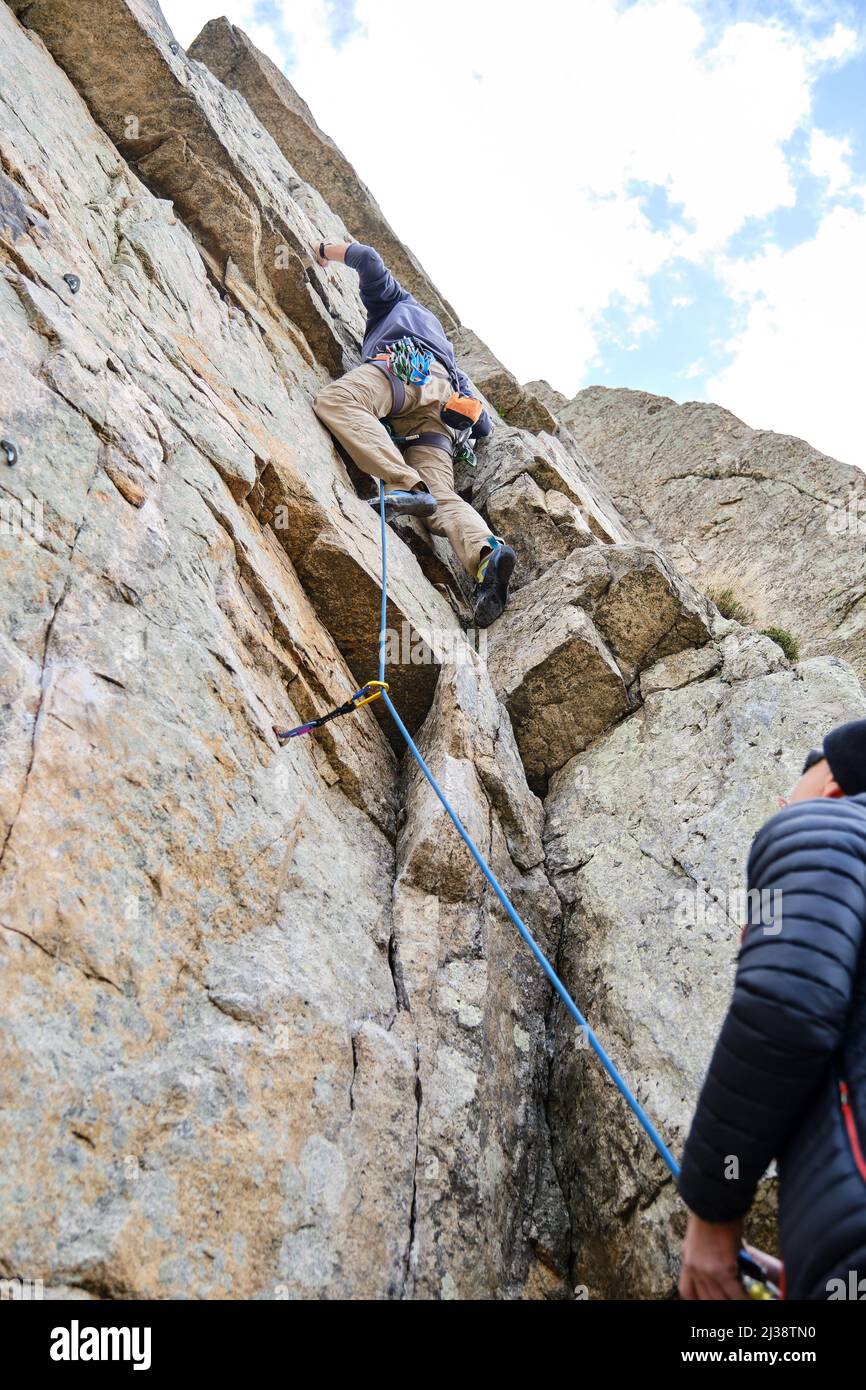Alpinisti maschi che si arrampicano su roccia ripida in altopiani Foto Stock