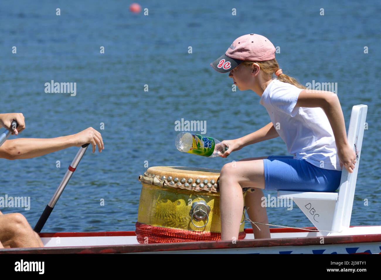 Timoniere di una ragazzina che prepara il ritmo per i rematori su una barca drago durante una gara. Campionato di oblast' di Kiev tra dilettanti. Kiev, Ucraina Foto Stock