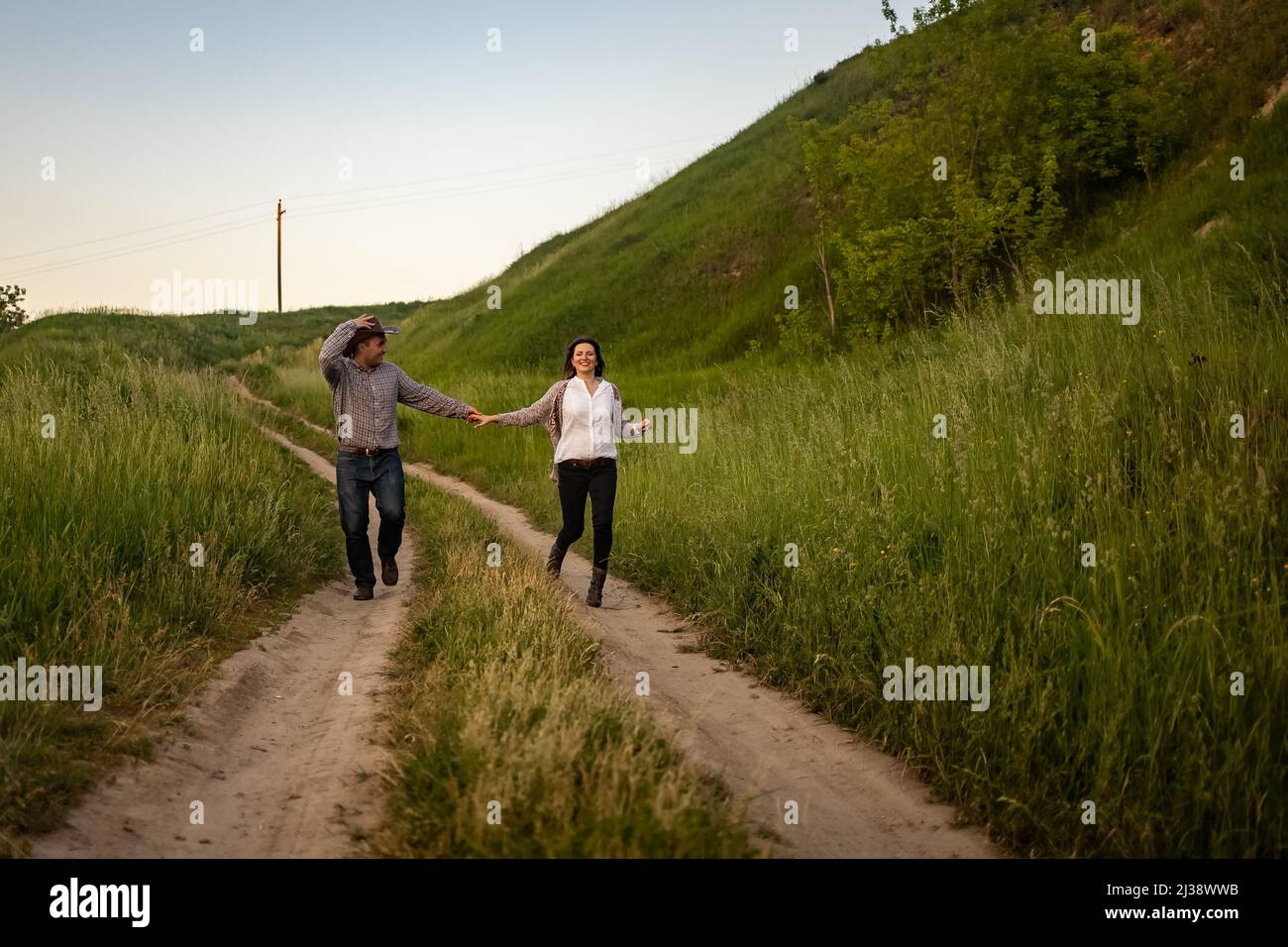 bel ritratto di bello e giovane sposo e sposa all'aperto Foto Stock