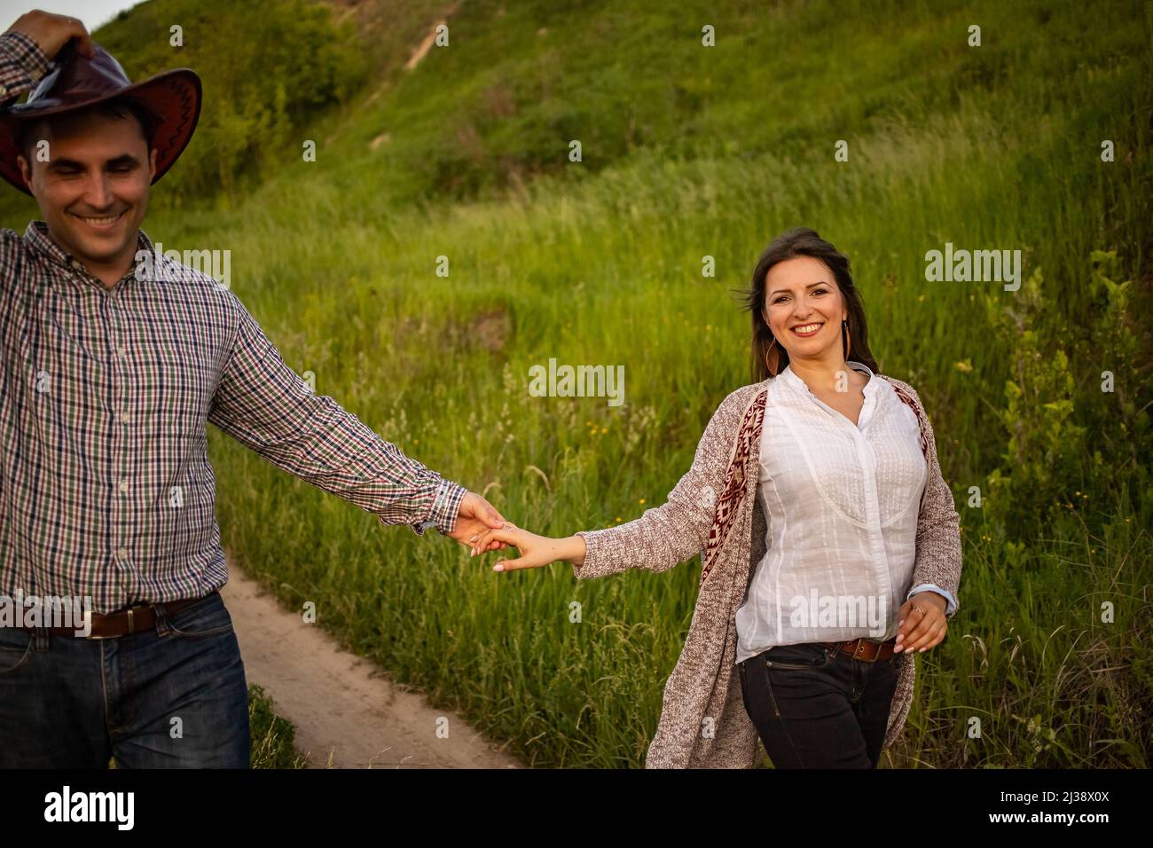 Giovane coppia in camicie ucraine in un campo con mais Foto Stock
