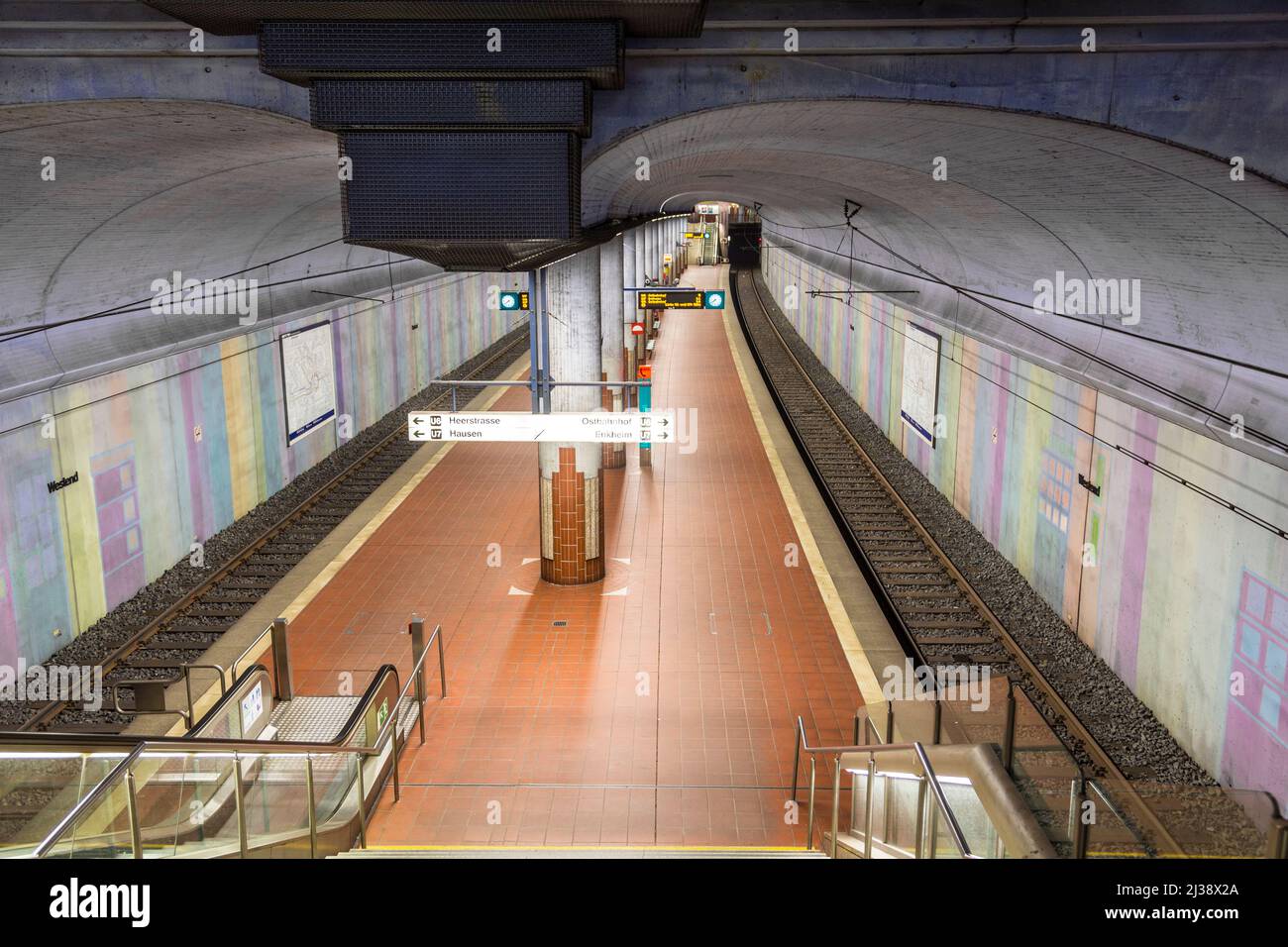 FRANCOFORTE, GERMANIA - 19 GENNAIO 2014: Stazione della metropolitana Westend. Da questa stazione operano le linee U6 nad U7. Foto Stock