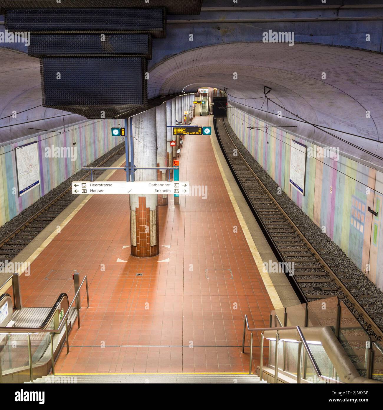 FRANCOFORTE, GERMANIA - 19 GENNAIO 2014: Stazione della metropolitana Westend. Da questa stazione operano le linee U6 nad U7. Foto Stock