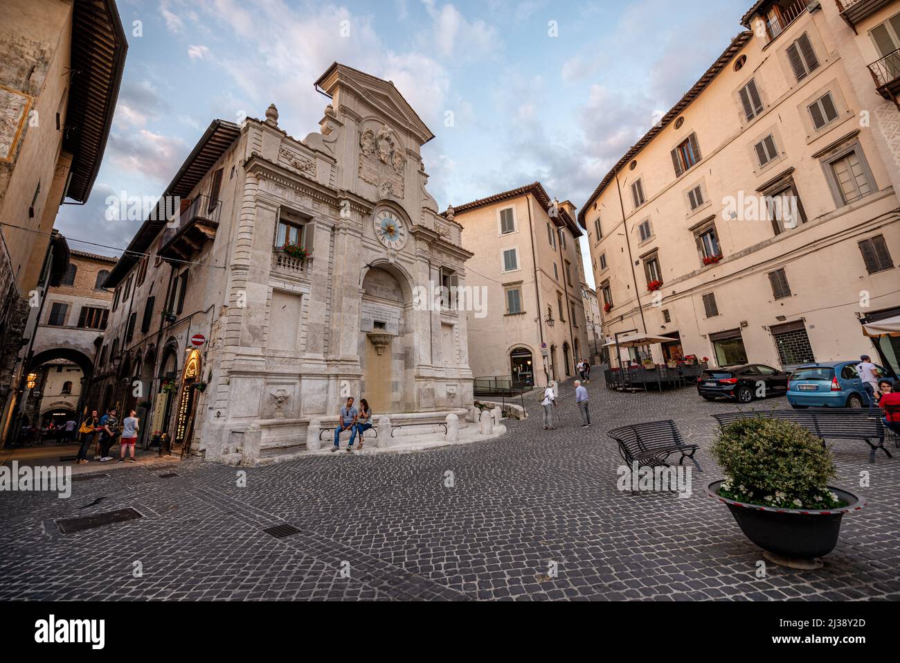 Fontana monumentale in Piazza del mercato, Spoleto, Umbria, Italia Foto Stock