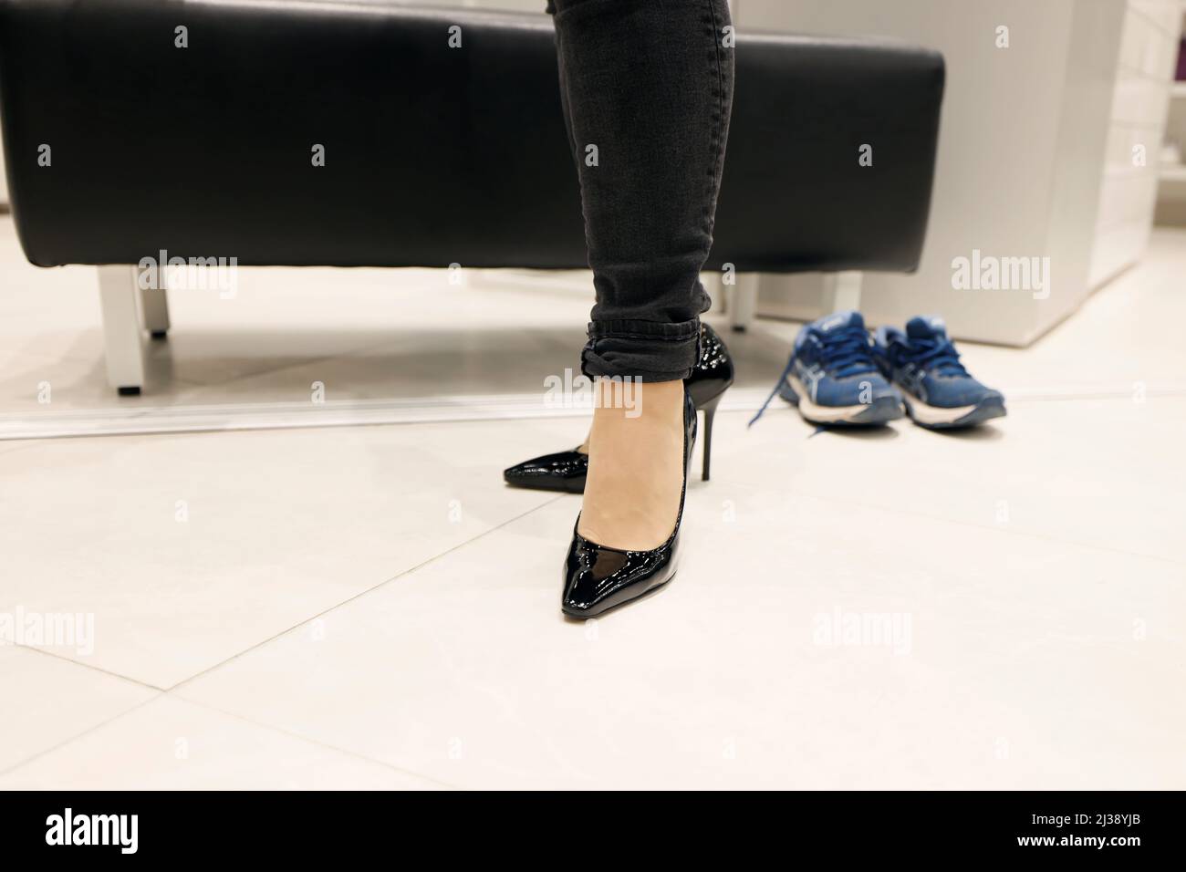 Il ministro delle Finanze del Canada, Chrystia Freeland, dopo decenni di  tradizione, prova su un paio di scarpe acquistate un giorno prima di lei  che consegnano il bilancio 2022, al negozio di