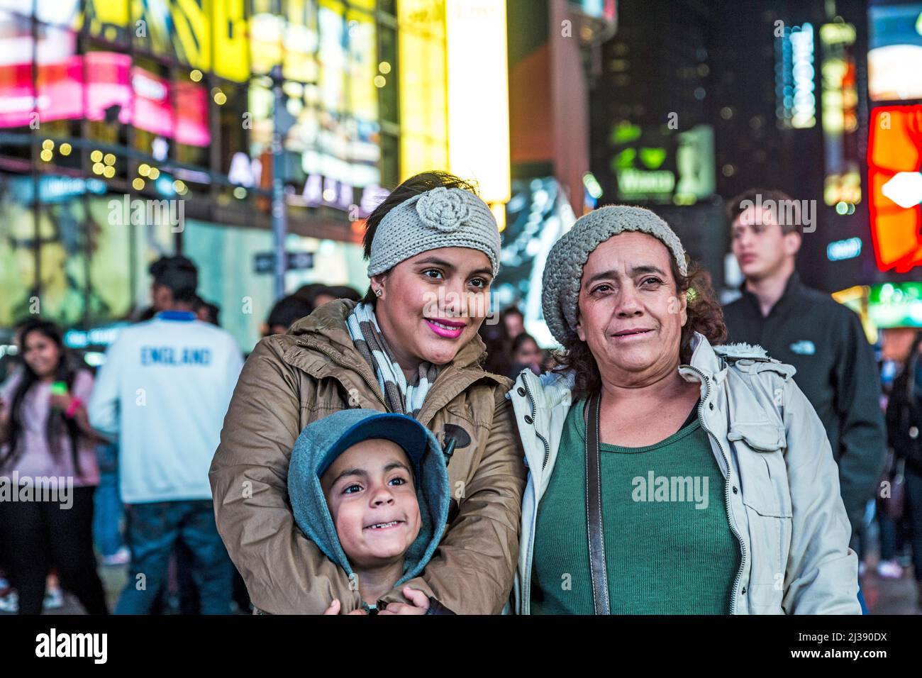 NEW YORK, USA - Oct 25, 2015: I turisti hanno una fotografia come souvenir a Times Square di notte. Il luogo è anche affollato di notte dai turisti. Foto Stock
