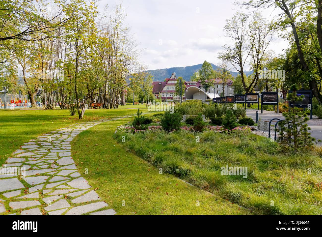 Zakopane, Polonia - 23 settembre 2016: Vicolo attraversa il parco cittadino chiamato Marshal Jozef Pilsudski, la rivitalizzazione del parco è stata completata Foto Stock