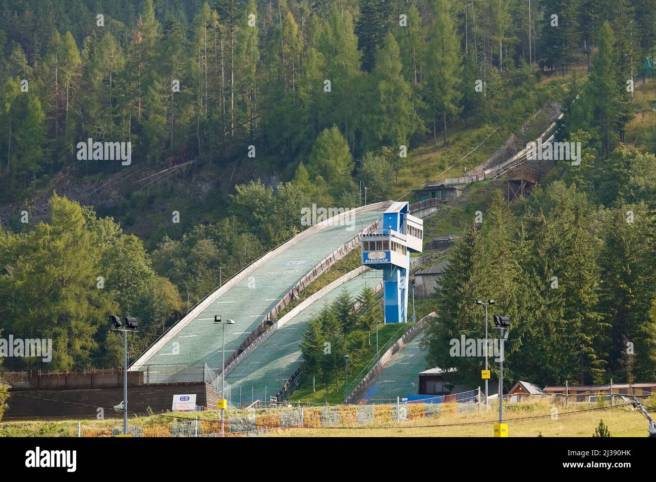 Zakopane, Polonia - 12 settembre 2016: Ski jumping Hill Complex. L'arena sportiva visibile tra gli alberi è stata costruita nel 1950 direttamente sulla montagna Foto Stock
