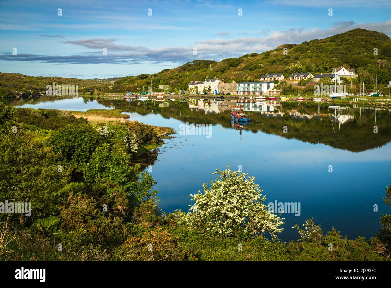 Clifden Harbour, County Galway, Irlanda. Clifden (irlandese: An Clochán), si trova sul fiume Owenglin, dove sfocia nella baia di Clifden. Foto Stock