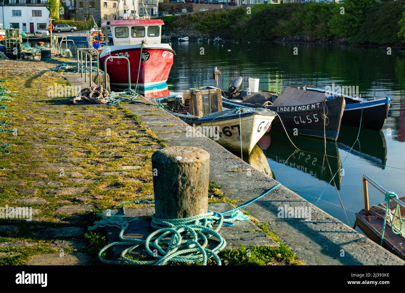 Barche al porto di Roundstone, Connemara, County Galway, Irlanda. Foto Stock