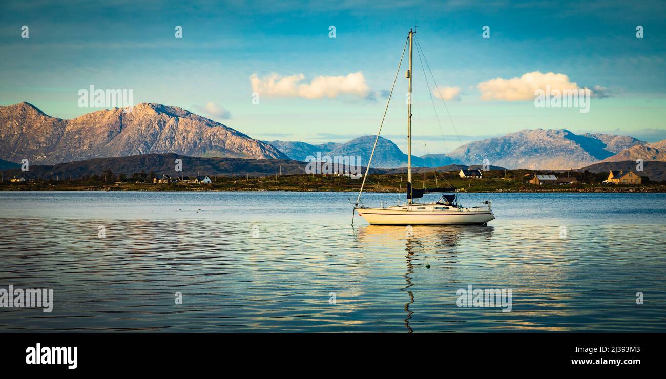 Barca a vela a Roundstone Bay, Connemara, County Galway, Irlanda. Foto Stock