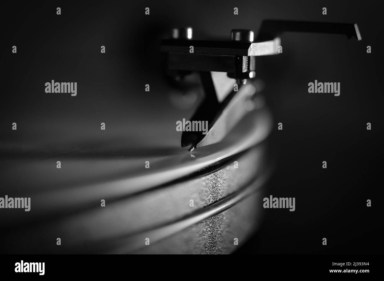 Lo stilo riproduce la traccia 1 su vinile bianco Foto Stock