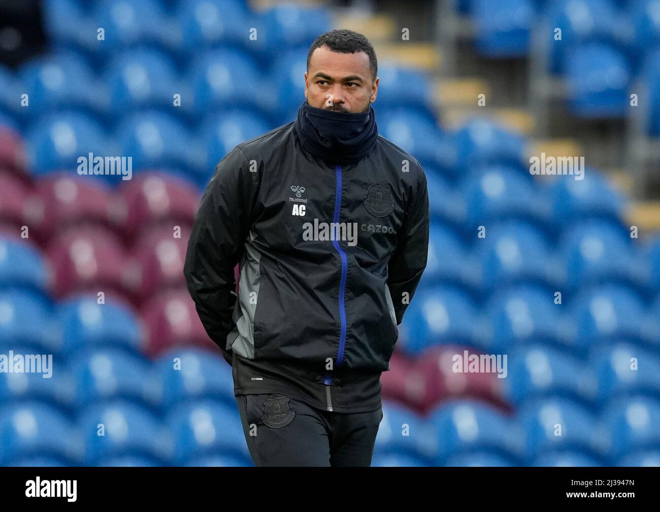 Burnley, Inghilterra, 6th aprile 2022. Everton allenatore Ashley Cole durante la partita della Premier League a Turf Moor, Burnley. Il credito d'immagine dovrebbe leggere: Andrew Yates / Sportimage Foto Stock