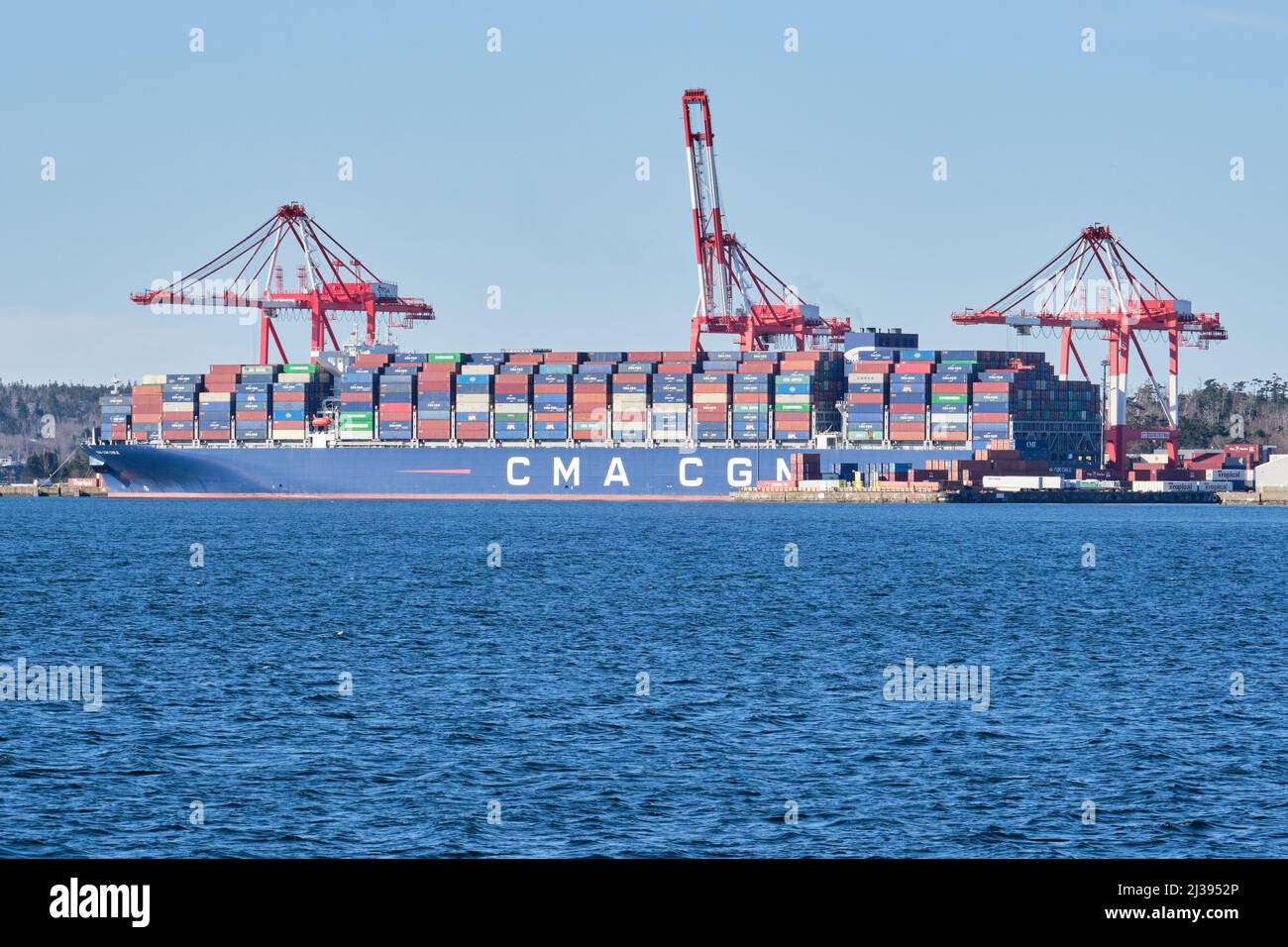 CMA CGM Cargo nave caricata con contenitore nel porto di Halifax, Nuova Scozia Foto Stock