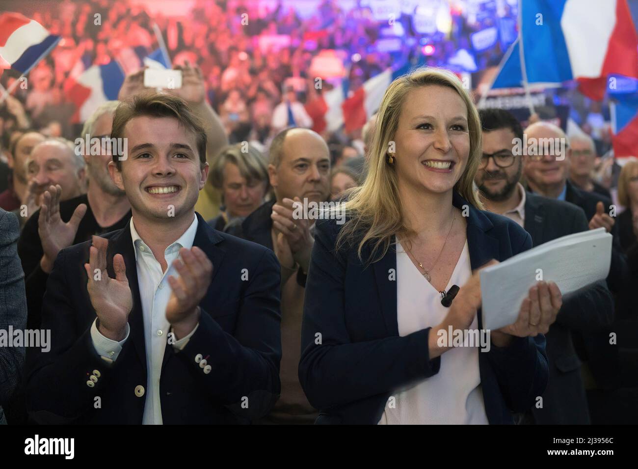 Stanilslas Rigault (a sinistra) e Marion Marechal (a destra) applausi. Marion Marechal (ex le Pen) sta per organizzare un incontro della Reconquete! Festa ad Avignone. È stata accompagnata da Bertrand de la Chesnay (responsabile della campagna di Eric Zemmour) e Stanislas Rigault (presidente della generazione Z). Ha insistito in particolare sul ruolo negativo dei media che accompagnano la caduta del candidato Eric Zemmour nei sondaggi. Gli ultimi sondaggi noti danno Eric Zemmour eliminato nel primo round e arrivato in posizione 4th. (Foto di Laurent Coust/SOPA Images/Sipa USA) Foto Stock